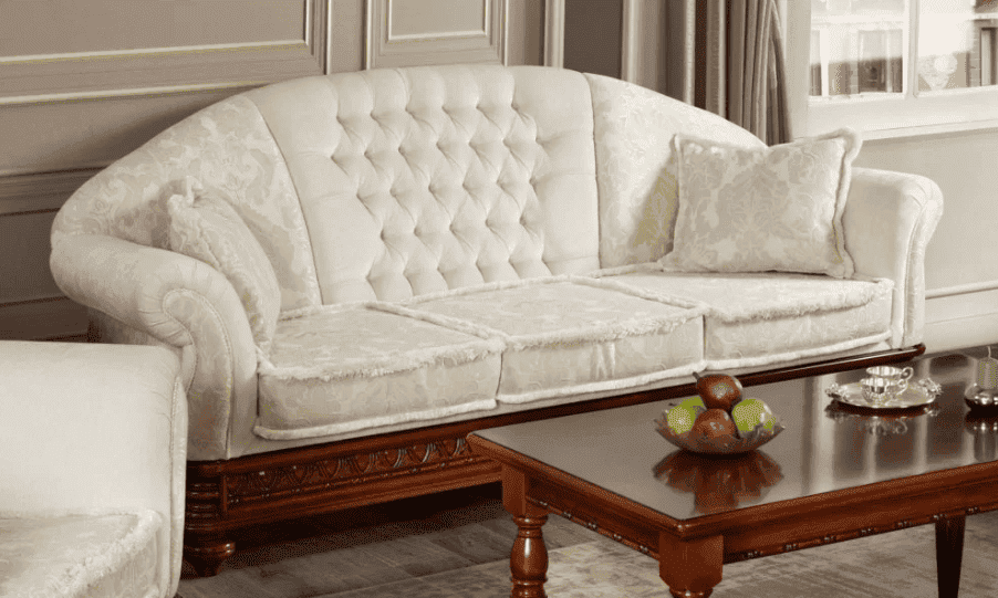 1. Stilul provensal - canapea din lemn masiv, tapițerie albă, perne decorative, masă din lemn masiv, covor, draperie, fructieră